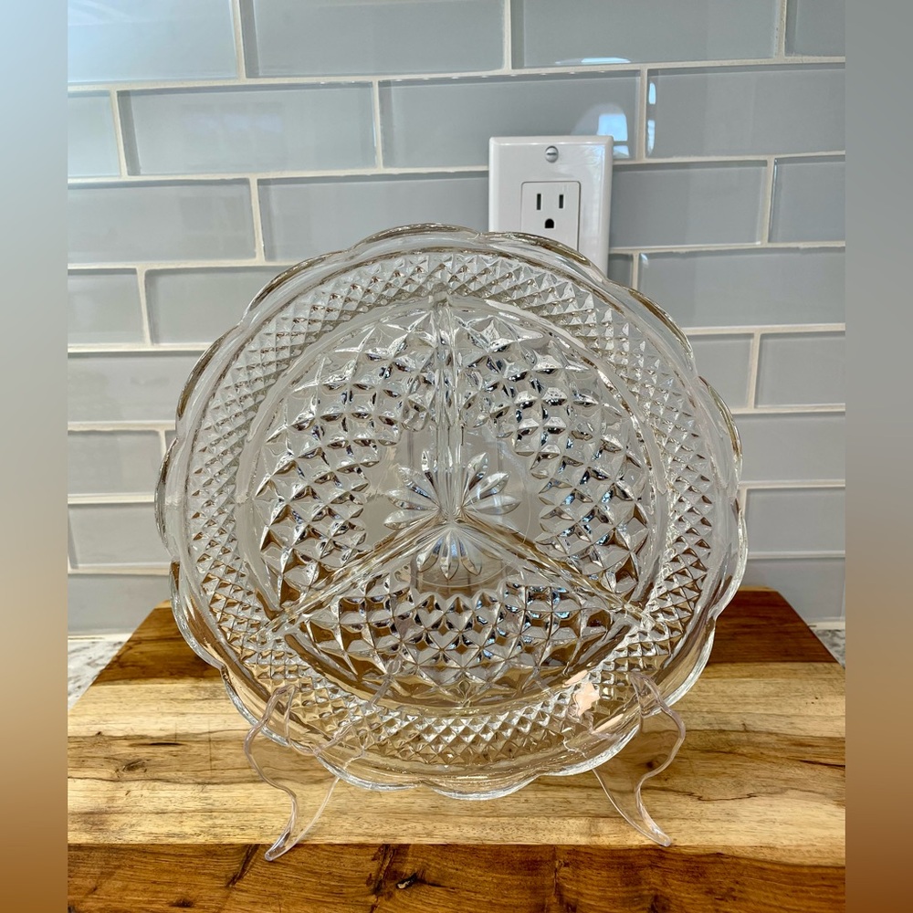 Vintage Anchor Hocking Wexford round 3-part clear glass relish dish